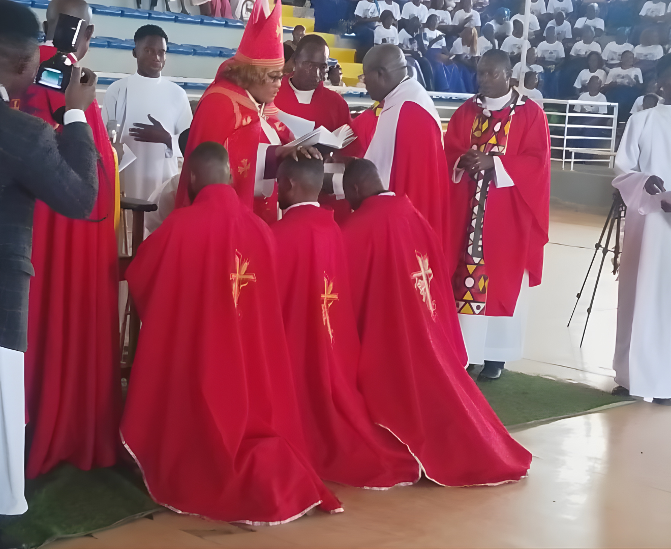 Bispa Filomena Teta Ordena Presbítero e Diácono em Cerimônia Solene em Cabinda